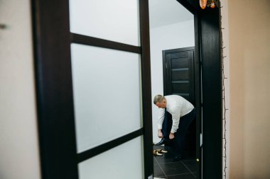 yakışıklı delikanlı Ayakkabı üzerinde koyarak