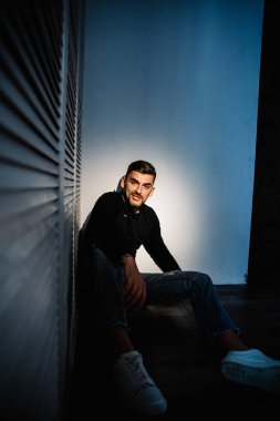 katta oturan genç yakışıklı adam 