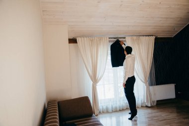 yakışıklı delikanlı hazırlanıyor 