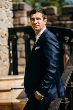 Genç yakışıklı adam açık havada poz