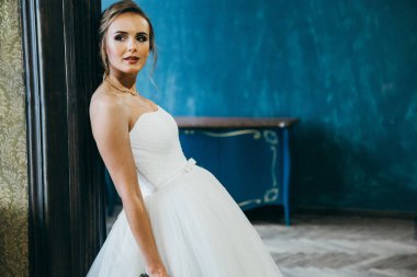 Kapalı poz genç güzel gelin