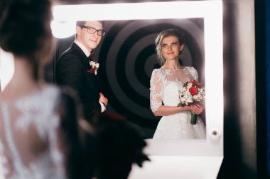 mutlu genç güzel çift poz 