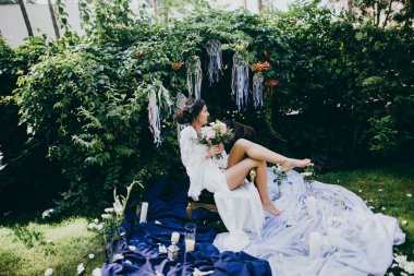 Bahçe içinde sabahları güzel gelin 