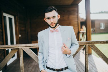 yakışıklı delikanlı kurarak poz 