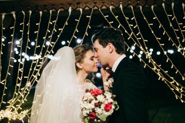 Mutlu genç güzel çift öpüşme 