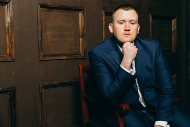 yakışıklı delikanlı kapalı poz