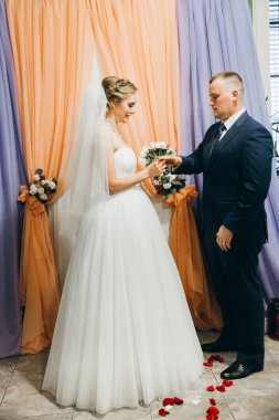 mutlu çift düğün töreni üzerinde yeni evliler. 