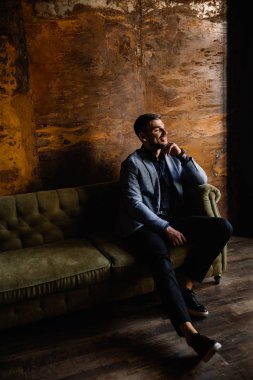 Antrenöre oturan genç yakışıklı adam