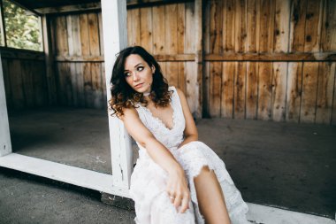 Güzel genç kadın eski house tarafından poz