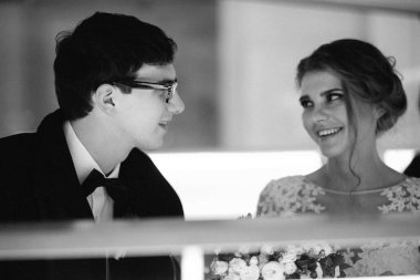 mutlu genç güzel çift poz