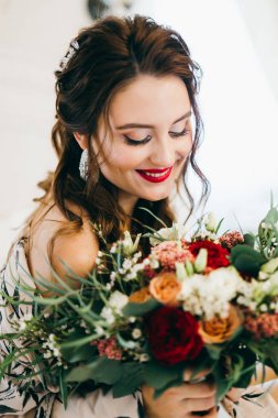 Genç güzel kadın yatakta çiçekli 