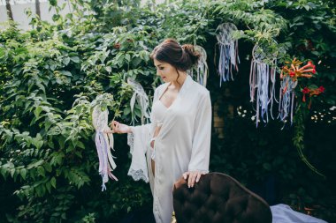 Bahçe içinde sabahları güzel gelin 