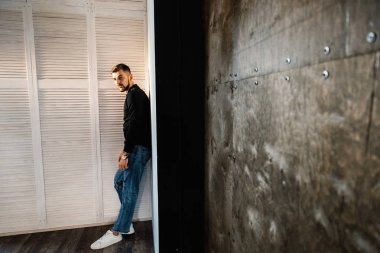 yakışıklı delikanlı kapalı poz