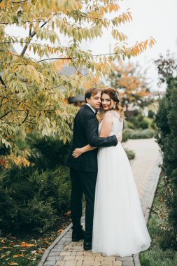 Yeni evliler açık havada güzel genç çift