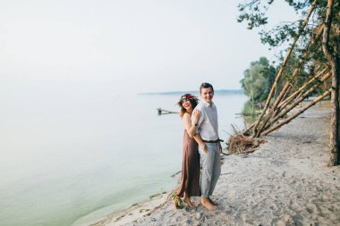 Göl mutlu güzel genç çift