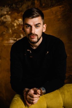 yakışıklı adam moda Studio'da poz