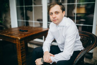 Genç yakışıklı beyaz adam poz 