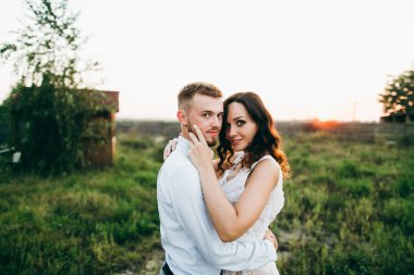 güzel genç bir çift açık havada poz