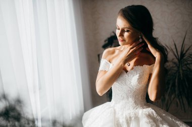 Kapalı poz genç güzel gelin