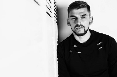 yakışıklı delikanlı kapalı poz