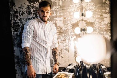 yakışıklı delikanlı duvar arka plan üzerinde poz