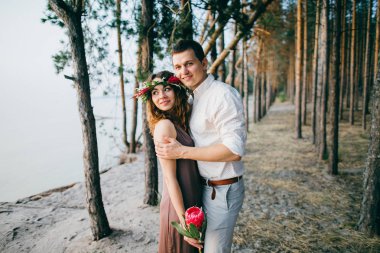 Göl mutlu güzel genç çift