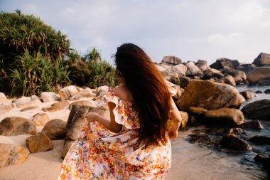 Sahilde poz genç güzel kadın