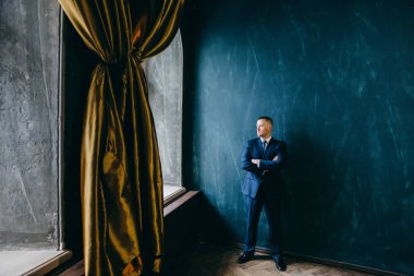 yakışıklı delikanlı kapalı poz