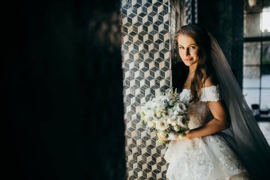 Kapalı poz genç güzel gelin