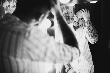 yakışıklı delikanlı aynaya bakıyorum