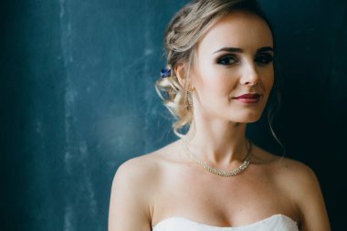 Kapalı poz genç güzel gelin