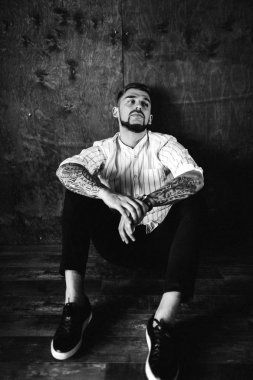 stüdyoda oturan genç yakışıklı adam