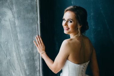 Kapalı poz genç güzel gelin