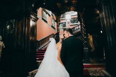 Mutlu, genç, güzel, yeni evli çift öpüşüyor. 