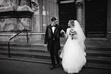 Katedral mutlu genç güzel çift 