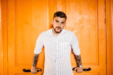 yakışıklı delikanlı kapı arka plan üzerinde poz