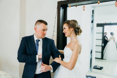 genç güzel çift kapalı poz