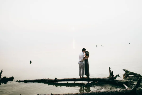 Feliz Belo Jovem Casal Beijando Livre — Fotografia de Stock