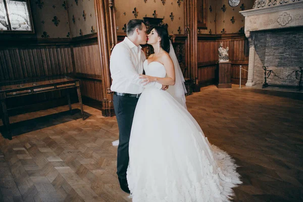 Feliz Jovem Belo Casal Recém Casados Beijando — Fotografia de Stock