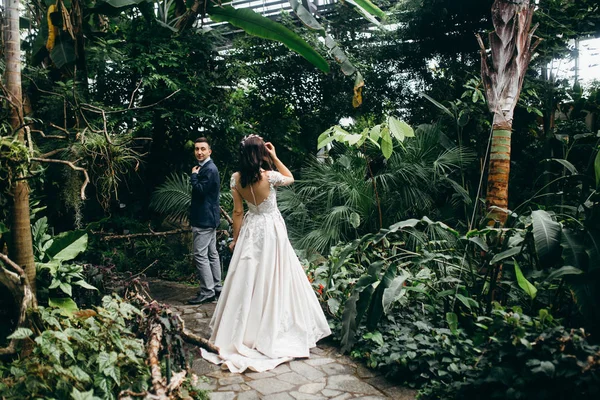 Yeni evliler botanik bahçe içinde güzel genç çift 