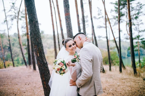 Joven Pareja Recién Casados Besándose Aire Libre — Foto de Stock