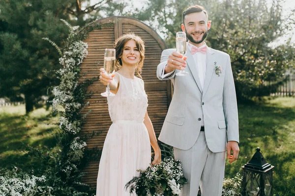 Feliz Pareja Jóvenes Recién Casados Bebiendo Champán —  Fotos de Stock