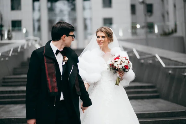 Jovem Feliz Belo Casal Cidade — Fotografia de Stock