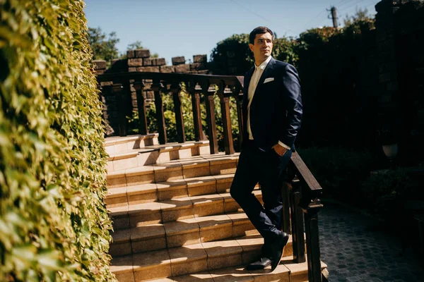 Genç yakışıklı adam açık havada poz