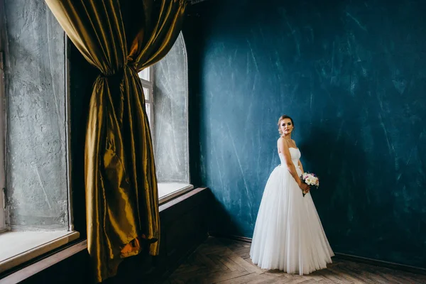 室内でポージング若い美しい花嫁 — ストック写真