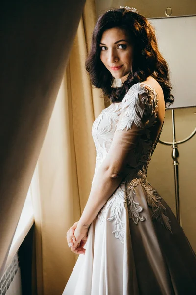 Kapalı poz genç güzel gelin