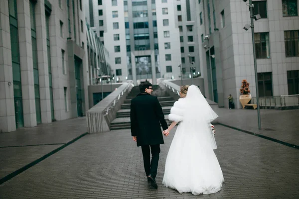 Jovem Feliz Belo Casal Cidade — Fotografia de Stock