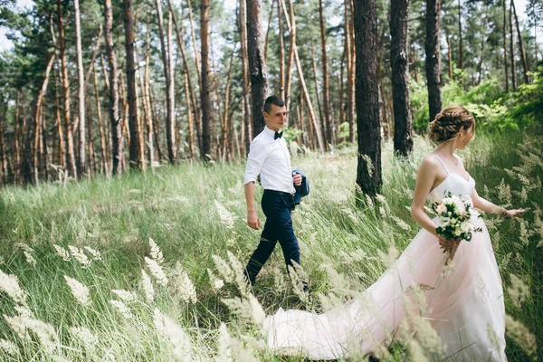 Glückliches Paar Junger Frischvermählter Wald — Stockfoto
