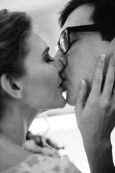 Happy Young Beautiful Couple Kissing — Stock Photo, Image