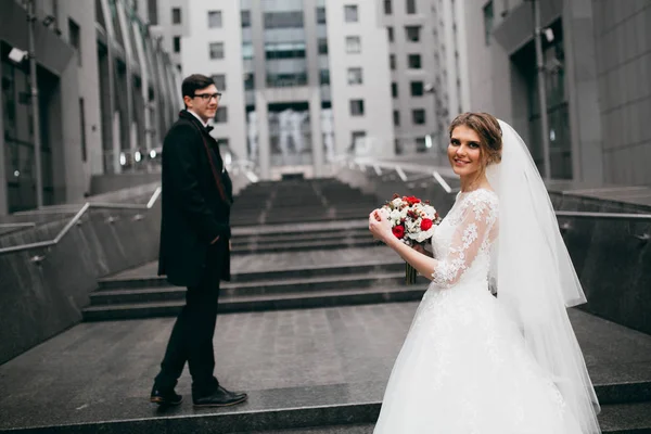 Jovem Feliz Belo Casal Cidade — Fotografia de Stock